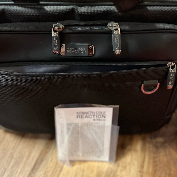 Kenneth Cole Reaction Laptop Case for up to 17" computers - Picture 3 of 15